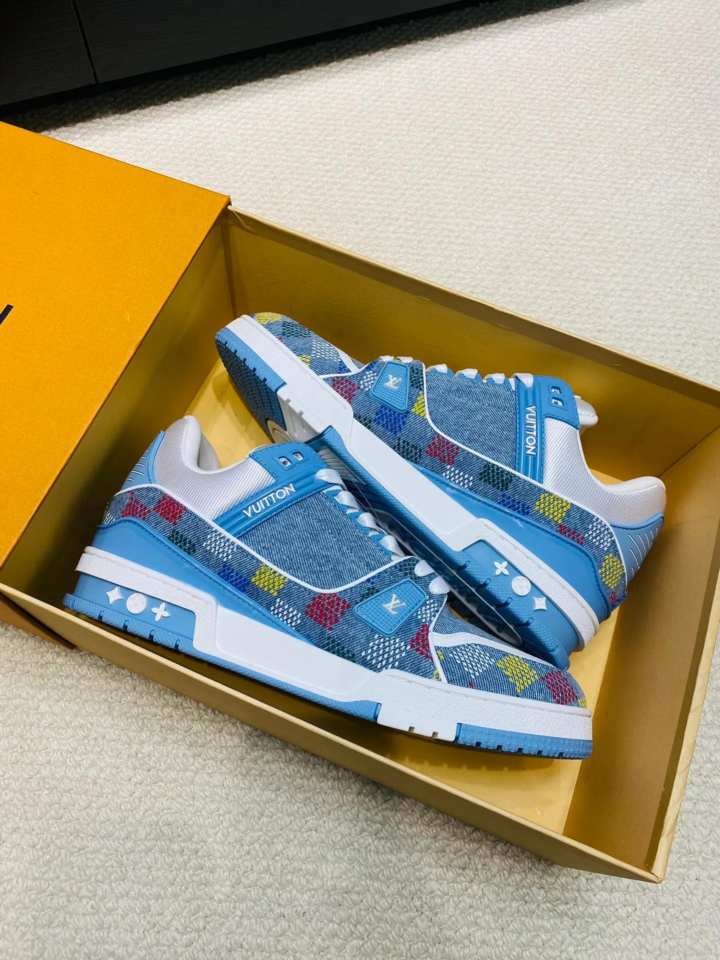 👟👟Ex-factory price 800👟👟 💰💰💰 Hot style 🆕🆕🆕𝙇𝙑 LV Louis Vuitton L House Donkey Brand Trainer Series Couple Style Casual Sports Shoes Skateboard Shoes Original Purchase Development Production Production This pair of LV Trainer sneakers are made of a blend of technical materials with waterproof properties. The meticulously crafted upper is notable for its many signature details, including Louis Vuitton and #54 in script, referencing the year 1854. Exquisite packaging at the delivery counter🛍📦 ▪️Fabrics: Original customized imported cowhide ▪️Inner lining: Original customized breathable mesh ▪️Outsole: Original open-molded non-slip TPU combination outsole ▪️Sole thickness: 3 cm ▪️Size: Women's 35-41 / Men's 38-46